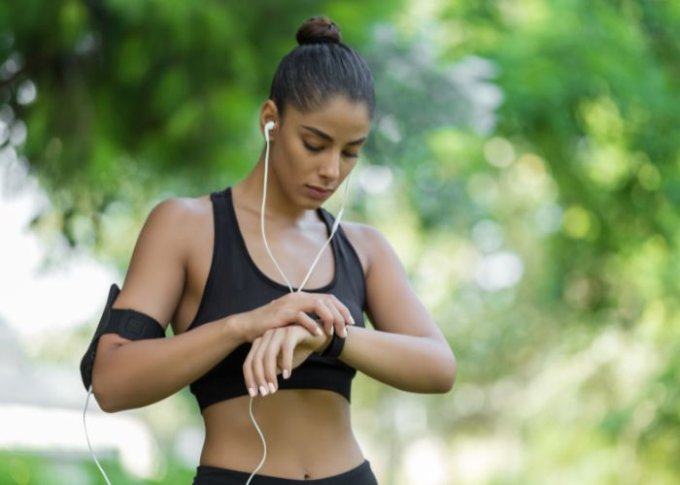 Kobieta korzysta ze swojego smartwatcha Garmin podczas treningu